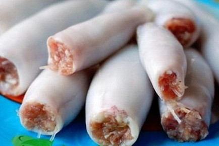 Thịt nạc dăm, đầu mực xay/băm nhuyễn rồi trộn đều cùng cà rốt, nấm mèo, bún tàu, hành tím băm, hạt nêm, tiêu. Nhồi tất cả phần nhân vào thân mực. Cho đầu mực sau cùng, dùng tăm định vị đầu mực và giữ chặt thân mực để phần nhân không rớt ra ngoài trong khi chiên. Ảnh: thegioinghieng235.com.