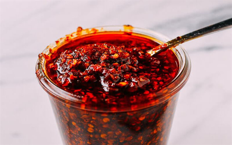 Trộn đều 200g thịt heo với hành lá, hành tây băm, 1 muỗng canh hành tím băm, 2 muỗng cà phê hạt nêm, 1 muỗng cà phê đường. Mực làm sạch, bỏ đầu. Sau đó, nhồi hỗn hợp vừa trộn vào đầy 4 con mực, dùng tăm ghim kín miệng lại. Đem hấp chín rồi để nguội. Ảnh: Cooky.vn.