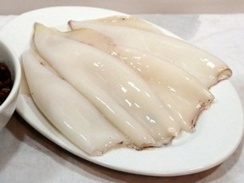 2. Mực nhồi thịt sốt me. Nguyên liệu: Mực cỡ vừa, giò sống, thịt vai xay nhỏ, nấm hương, mộc nhĩ, hành lá, bột năng, me chín, gừng, rượu trắng, gia vị. Nấm hương, mộc nhĩ ngâm nước nóng cho nở, băm nhỏ vừa. Hành lá thái nhỏ. Ảnh: Doisong.vn.