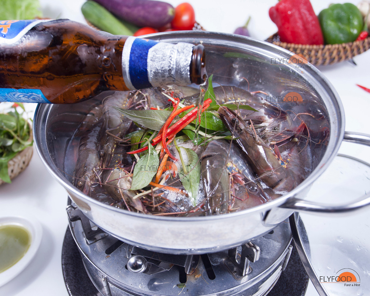 2. Tôm sú hấp bia. Nguyên liệu: Tôm sú, muối ớt xanh, lon bia. Tôm rửa sạch, cho vào nồi hấp. Đổ bia vào nồi tôm, đậy lại rồi hấp với lửa lớn. Ảnh: FlyFood.vn.