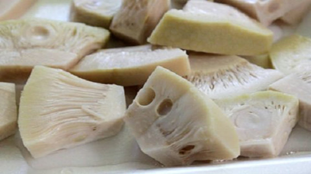 3. Gỏi mít tôm thịt. Nguyên liệu: Mít non, thịt ba chỉ, tôm sú, đậu phộng, bánh phồng tôm, rau thơm, rau răm, gừng, ngò, hành tây, nước mắm, đường, chanh, muối, ớt. Mít ta trụng qua nước sôi rồi để ráo. Ảnh: youtube.com.