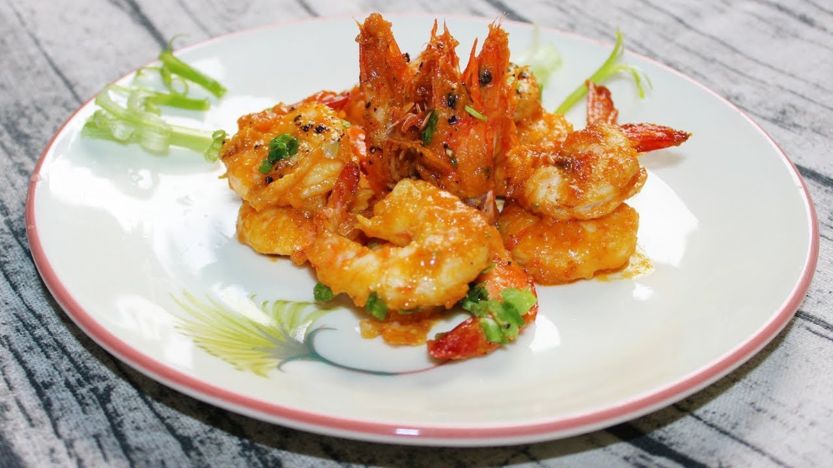 Đun cho đến khi hỗn hợp sủi bọt thì là trứng mới chín. Cho tôm vào đảo và xóc lên cho đều để tôm được bao phủ hết bởi trứng muối. Sau đó cho lửa liu riu 5p-10 phút cho tôm thấm nước sốt là hoàn thành. Ảnh: youtube.com.