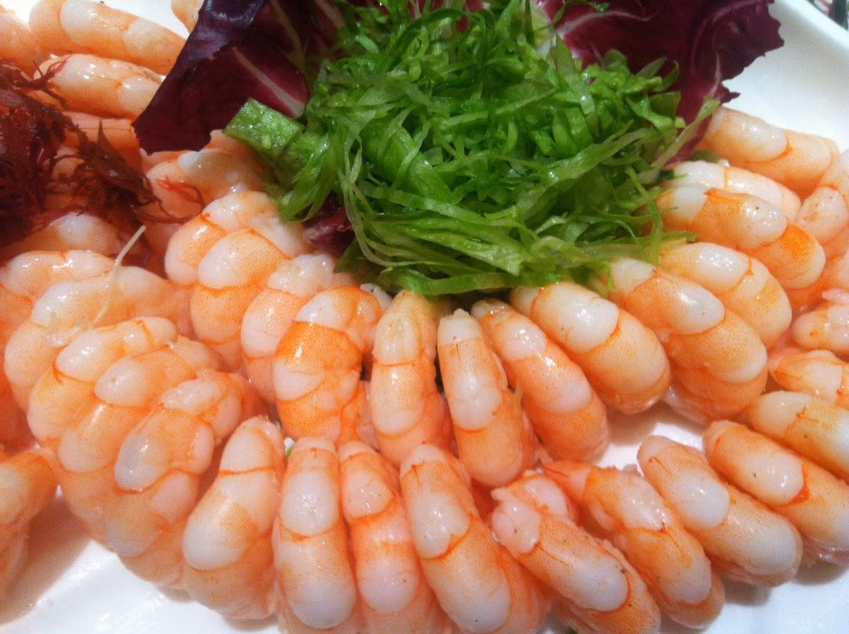 Thịt ba chỉ ta rửa muối để ráo, bắt cái nồi nước sôi lên bỏ thịt vô luột với gừng và hành tây rồi sắt lát. Tôm rửa sạch với muối, lột giỏ và chỉ đen trên lưng tôm rồi hấp lên. Ảnh: haisanphucgia.com.