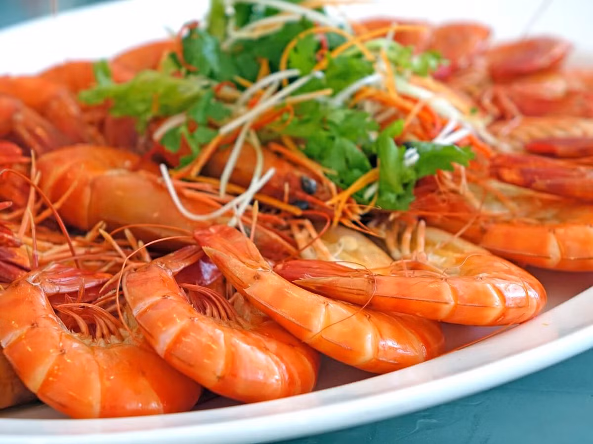 Hấp tôm trong khoảng từ 5-7 phút, tôm chuyển sang màu đỏ là chín. Tôm mới chín tới thịt dai và ngọt. Ăn tôm lúc còn nóng chấm cùng với muối ớt xanh hoặc muối tiêu mới ngon và sẽ không bị tanh. Ảnh: ToiVaoBep.Org.