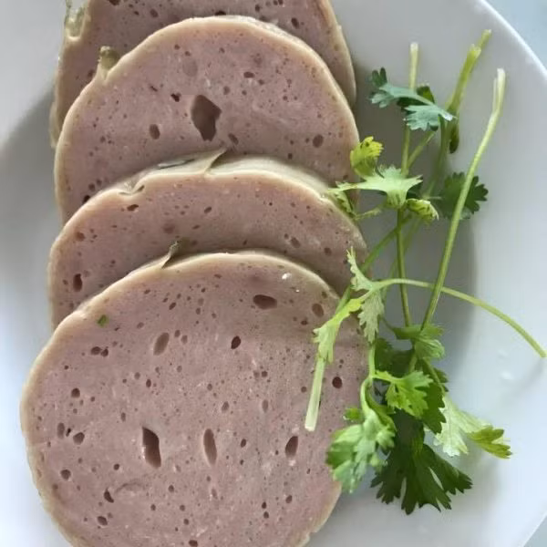 2. Bánh mỳ chả lụa. Nguyên liệu: Bánh mì, muối tiêu, dưa leo, củ cải trắng, đường, nước cốt chanh, chả lụa, ngò rí, cà rốt, giấm, ớt. Cà rốt, củ cải trắng gọt vỏ, rửa sạch, cắt sợi nhỏ. Trộn đều cà rốt và củ cải với 1 muỗng canh giấm, 1 muỗng cà phê đường và 1 muỗng canh nước lọc, ngâm qua đêm trong tủ lạnh. Ảnh: vifood.vn.