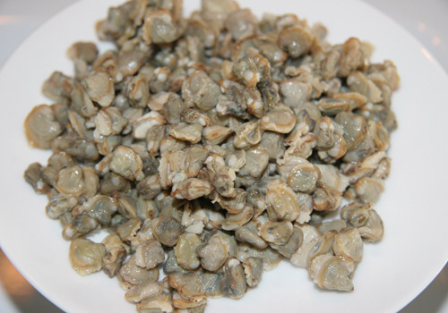 3. Bánh mỳ hến. Nguyên liệu: Hến, bánh mỳ, tỏi, hành tây, ớt chuông đỏ, gia vị, chả. Cho hến và nước vào nồi luộc chín. Vớt ra nhặt lấy ruột, rửa sạch. Phi thơm tỏi, đổ thêm hành tây và ớt chuông đỏ thái con chì vào. Ảnh: 2monngonmoingay.com.