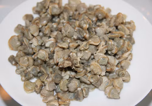 3. Bánh mỳ hến. Nguyên liệu: Hến, bánh mỳ, tỏi, hành tây, ớt chuông đỏ, gia vị, chả. Cho hến và nước vào nồi luộc chín. Vớt ra nhặt lấy ruột, rửa sạch. Phi thơm tỏi, đổ thêm hành tây và ớt chuông đỏ thái con chì vào. Ảnh: 2monngonmoingay.com.