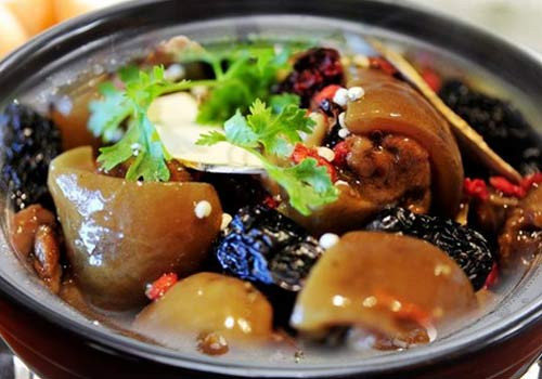 Khi thấy nước sắt lại, 2 lít nước xương ban đầu còn lại khoảng 1 lít thì bắt đầu thêm gia vị vào, nêm nếm cho vừa ăn rồi tắt bếp và đem xuống dùng. Ảnh: nhahangbenthuyentrangan.com.