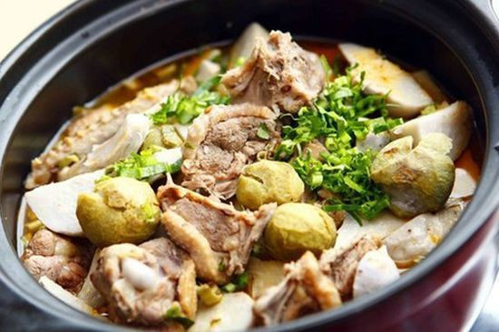 Đun dầu nóng già cho hành, tỏi, sả còn lại phi thơm cho thịt vịt xào săn. Cho sấu vào nồi, đổ nước cho ngập thịt. Khi thấy vịt hơi mềm thì cho khoai vào đun cùng. Đến khi khoai chín mềm nhưng không quá nát là được. Dầm sấu từ từ khi thấy vừa đủ độ chua thì ngừng, nêm nếm lại gia vị, rắc mùi tàu, rau ngổ, ớt thái sợi, múc ra bát, ăn nóng. Ảnh: thucthan.com.