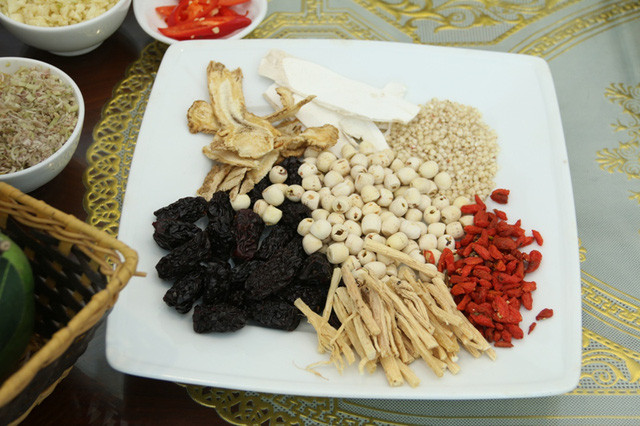 Hành tím rửa sạch rồi thái lát mỏng. Tỏi bóc vỏ và băm nhỏ. Gừng cạo lớp vỏ, rửa sạch rồi đập dập. Cho hành tím, tỏi, gừng đã được sơ chế từ trước cùng ngũ vị hương vào ướp chân dê. Để khoảng 30 phút cho thấm. Ảnh: dantri.com.vn.