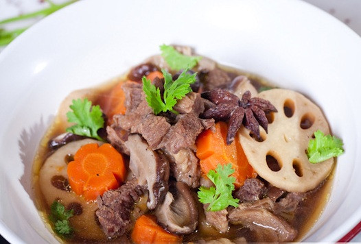 Bắc lên bếp đun ở lửa vừa. Khi thịt bò đã gần chín mềm, cho tiếp cà rốt và nấm hương vào kho đến khi tất cả đều chín. Nêm nếm lại cho vừa ăn rồi cho rau mùi đã thái nhỏ vào rồi tắt bếp. Ảnh: 7monngonmoingay.net.