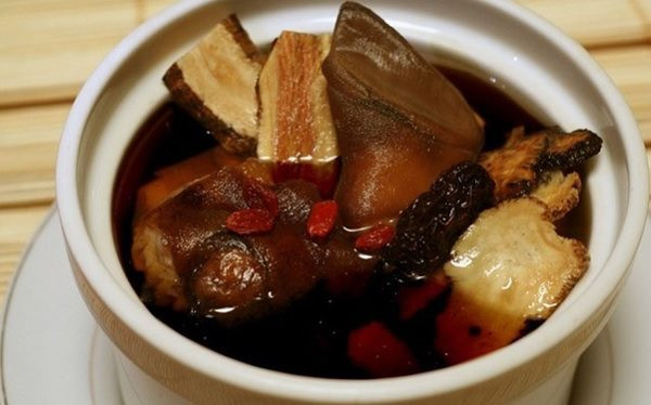 Đổ nước xương vào một nồi lớn rồi bắc lên bếp đun sôi. Khi sôi, bạn cho 2 gói thuốc bắc vào. Sau khoảng 5 phút thì lại cho thêm chân dê đã được ướp. Chờ nước sôi lại thì hạ lửa riu riu và hầm trong khoảng 30 phút. Nếu trong quá trình đun, trên mặt nước xuất hiện các bọt trắng thì dùng muôi vớt ra. Ảnh: daklak.huongnghiepaau.com.