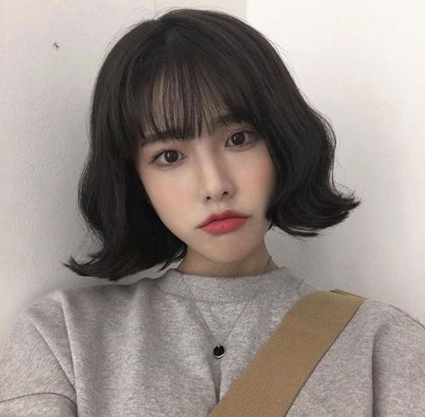 3. Tóc ngắn xoăn nhẹ: Đây là kiểu tóc nhấn nhá bởi những lọn tóc xoăn ở phần đuôi giúp cho khuôn mặt chị em trở nên nổi bật hơn. Ảnh: Webphaidep.com.