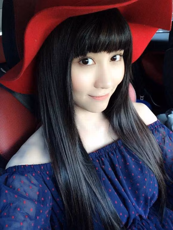 6. Tóc mái bằng, mái thưa: Đây được xem là kiểu tóc giúp chị em trẻ ra chục tuổi. Với phần tóc mái sẽ giúp chị em có diện mạo mới ngay tức thì, tóc mái ngố hoặc mái thưa đều là những lựa chọn cực kỳ ưng ý của nhiều chị em. Ảnh: xahoi.com.