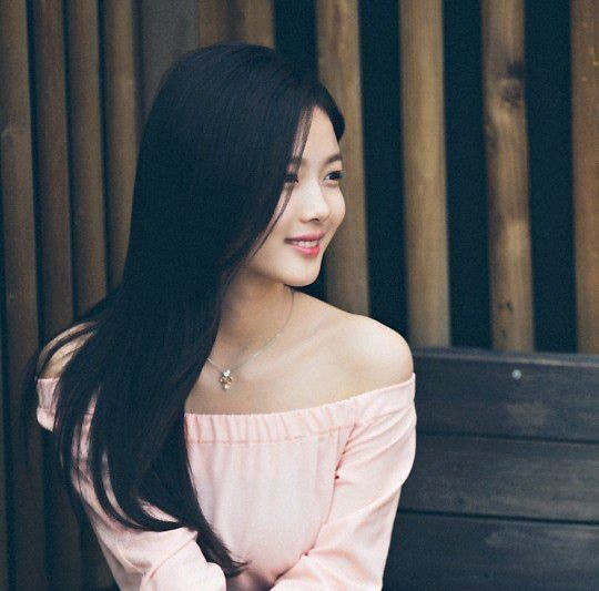 5. Tóc dài thẳng không mái: Đây là kiểu tóc đen được nhiều người lựa chọn vì sự tiện dụng của kiểu tóc đơn giản này. Nó cũng toát lên trọn vẹn nét nữ tính của người phụ nữ Á đông. Đặc biệt là với kiểu tóc dài này thì chị em phụ nữ có thể biến tấu được khá nhiều kiểu tóc khác nhau từ đơn giản đến phức tạp để chị em tự tin đi chơi cho đến đi tiệc. Ảnh: minhlacongai.com.