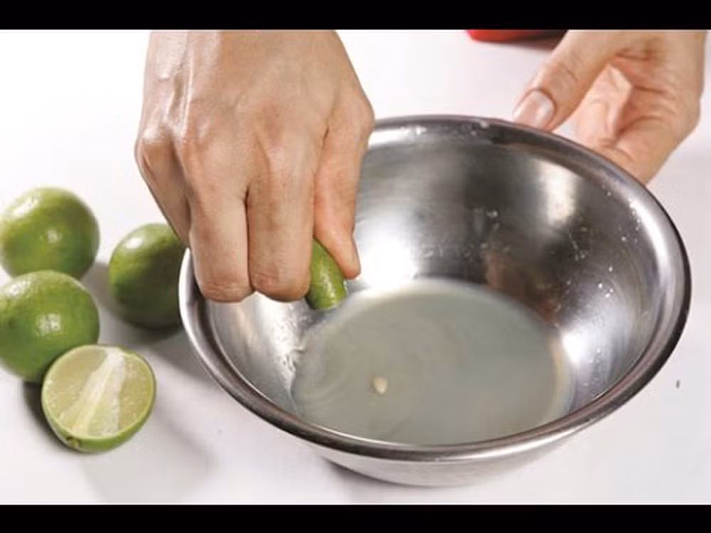 Pha nước trộn: tỏi, tắc vắt lấy nước, đường, nước mắm, muối, tiêu, ớt đỏ cắt nhỏ, dầu hào, khuấy nhẹ cho tan đường. Cho hết thịt bê, chuối, cà rốt, khế, hành tây, bắp chuối vào, chế 1/2 chén nước trộn, đeo bao tay vào, trộn thật đều, bóp cho hỗn hợp thấm vị.