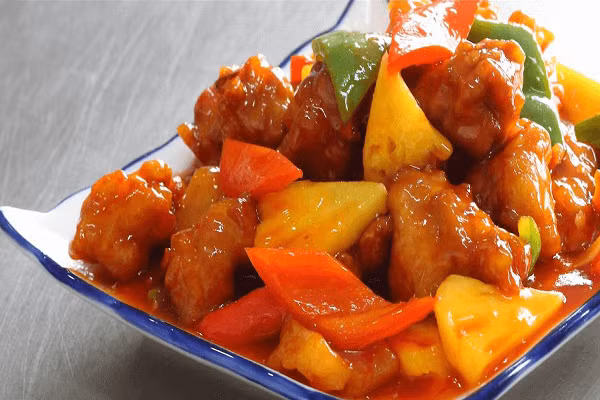 Khi thấy các thứ hơi chín, bạn khuấy đều nước sốt đổ vào chảo. Đảo đều đến khi sốt sền sệt. Cho cần tây hành lá và đảo cho chín luôn. Cho thịt bê vào đảo nhẹ. Ảnh: monngon.tv. 