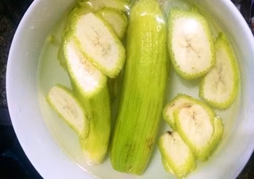Chuối chát gọt vỏ, bào mỏng, ngâm nước muối loãng để không bị thâm, cà rốt gọt vỏ, bào sợi, khế cắt bỏ các cạnh, thái mỏng, ớt sừng bỏ hạt, thái lỏng, hành tây bỏ vỏ, thái mỏng ngâm nước đá 10 phút cho bớt hăng, sau đó vắt khô. Rau thơm rửa sạch để riêng. Ảnh: kenhphunu.com.
