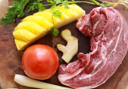 4. Thịt bê xào chua ngọt. Nguyên liệu: Thịt bê, dưa leo, dứa, cà chua, hành tây, rau cần tây, tỏi, hành lá, dầu hào, nước tương, đường, bột bắp, dầu hào, nước nguội. Thịt bê thái mỏng ướp dầu hào, tiêu. Cắt cà chua, thơm, dưa leo, hành tây. Ảnh: cachlambo.com.