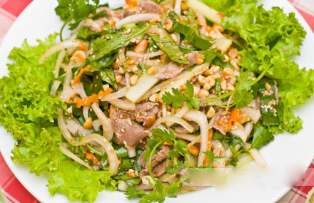 Sau 5 phút vắt nhẹ, đổ hết nước ra trong lúc vắt đi, bỏ ra thau mới, lần này cho thêm hành phi, đậu phộng rang, cắt khúc rau thơm, cho từ từ nước trộn còn lại vào, nếm lại theo khẩu vị. Ảnh: mebetin.com.