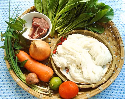 1. Phở xào bò. Nguyên liệu: Bánh phở, thịt bò, rau cải ngọt, hành tây, giá, cà rốt, tỏi tây, cần tây, cà chua, bột năng, tỏi, hạt nêm, xì dầu, dầu ăn, chanh tươi, tương ớt, tiêu. Ảnh: eva.vn.