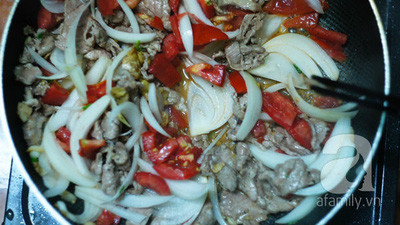 Rau cải ngọt sơ chế sạch, cắt khúc chừng 5cm để ráo nước. Thịt bò thái miếng mỏng, ướp thịt bò với hạt nêm và dầu ăn. Phi thơm tỏi, cho thịt bò vào xào to lửa cho đến khi thịt bò chín tái thì bỏ ra để riêng. Thêm chút dầu ăn vào chảo rồi cho rau cải ngọt vào xào tái, thêm hành tây vào xào cùng và nêm nếm với hạt nêm cho vừa miệng. Ảnh: Co.opmart.com.vn.