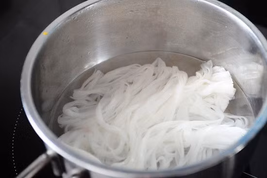 3. Phở xào nấm. Nguyên liệu: Phở khô, rau cải xanh, nấm đông cô, nấm rơm, đậu hũ cứng. Đậu hũ cắt miếng vừa ăn chiên giòn. Sơ chế rau cải và nấm. Cắt miếng vừa ăn. Phở ngâm nước nóng trong 5 phút. Ảnh: khoeplus24.com.