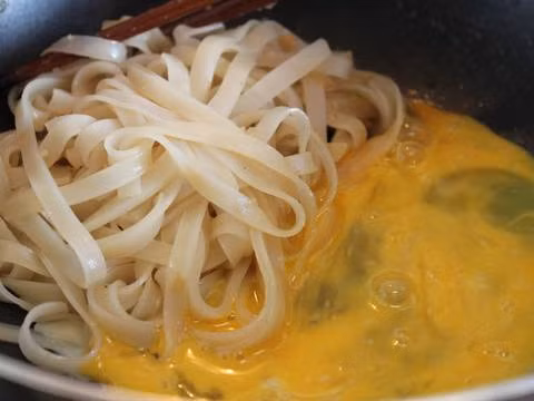 Xào sơ thịt bò trên chảo, để lửa to. Xong cho thịt bò ra bát. Cho tỏi lên xào cũng cà chua, cho rau cải vào đảo, cho thêm mắm. Đợi cà chua mềm, cho thịt bò vào đảo nhanh. Rồi cho ra bát. Nên nấu có nhiều nước 1 chút. Ảnh: Zaca.vn.