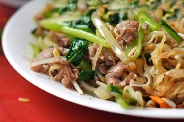 Xé tơi bánh phở, cho vào âu to, thêm bột năng vào đảo đều cho bánh phở tơi ra và bám đều bột năng. Xào cho đến khi bánh phở săn vào và hơi xém là được. Chờ vài phút cho bánh phở vàng giòn thì lật lại chiên vàng nốt mặt Chuẩn bị sẵn đĩa, cho bánh phở xào giòn hoặc xào mềm ra đĩa, thêm thịt bò xào rau củ lên trên và thưởng thức. Ảnh: daotaobeptruong.org.