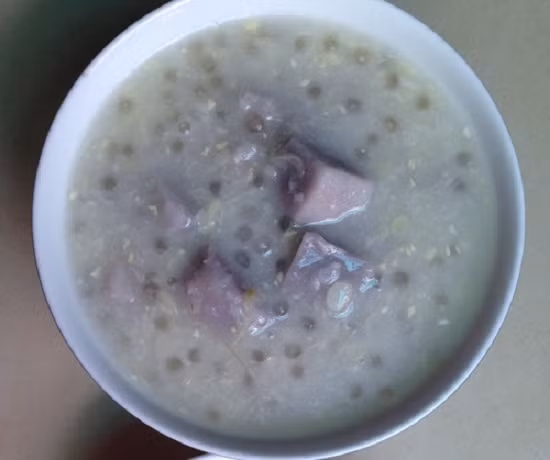 Thêm khoai môn cho vào sau cùng để sôi thêm 5 phút nữa, nhớ quấy đều không sẽ khét đáy. Ảnh: 2monngonmoingay.vn.