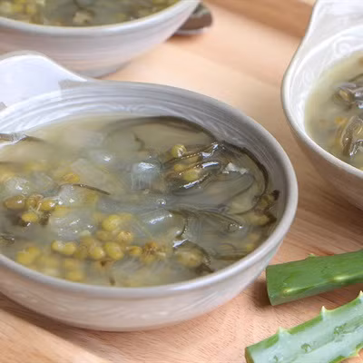 Nấu sôi lại thì tắt bếp. Nếu thích thì cho vài giọt vanilla cho thơm. Để nguội múc ra chén, cho vài viên đá lạnh. Ảnh: Cooky.vn