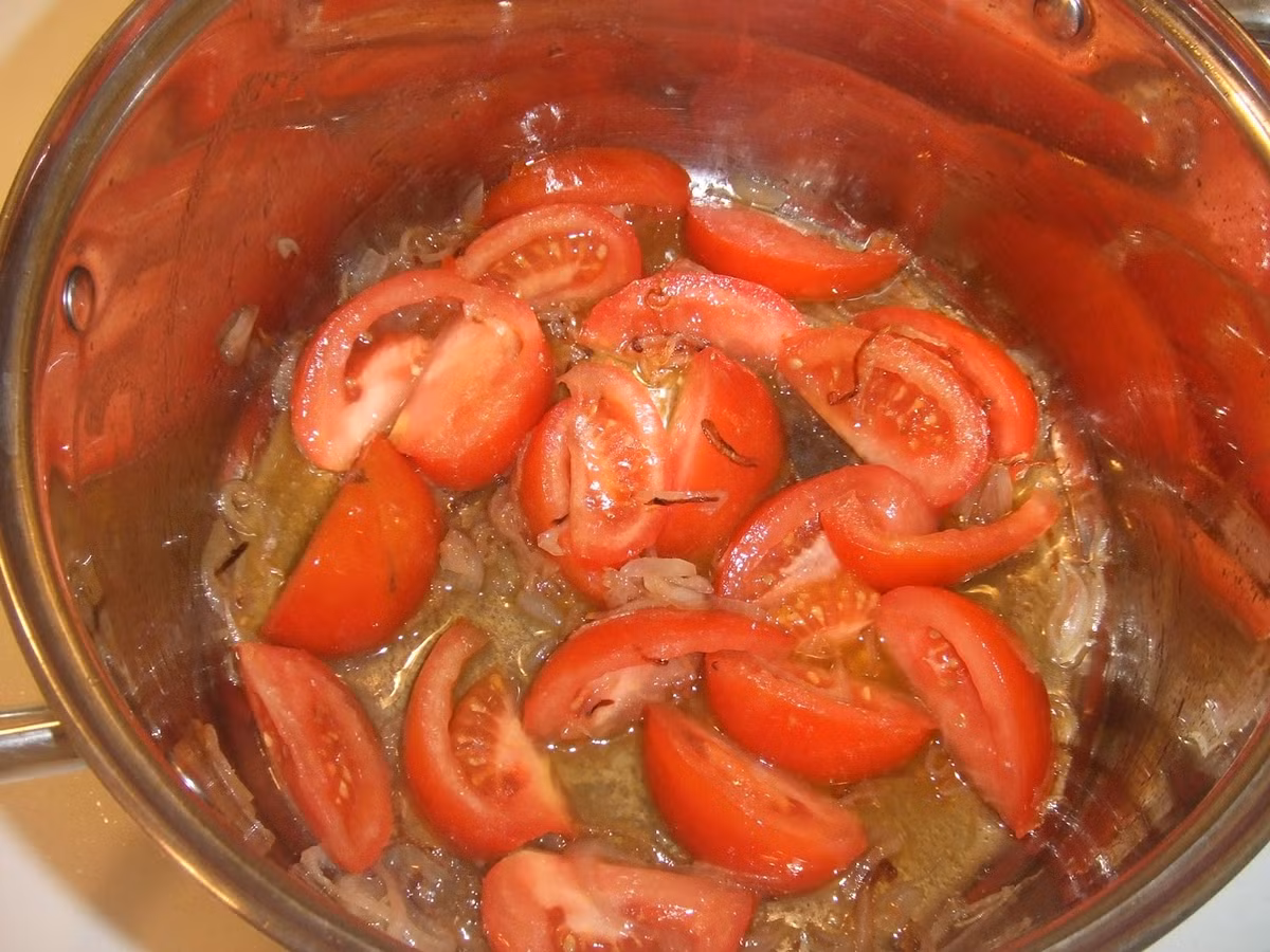 Cho cà chua xào khoảng 2 phút để chín. Cho tiếp dứa vào xào cùng. Đổ cà chua, dứa vào nồi, cho một bát to nước lạnh rồi nấu sôi khoảng 8-10 phút thì cho nấm vào nấu cùng. Nêm gia vị vừa ăn. Ảnh: amthucmientrung.net.