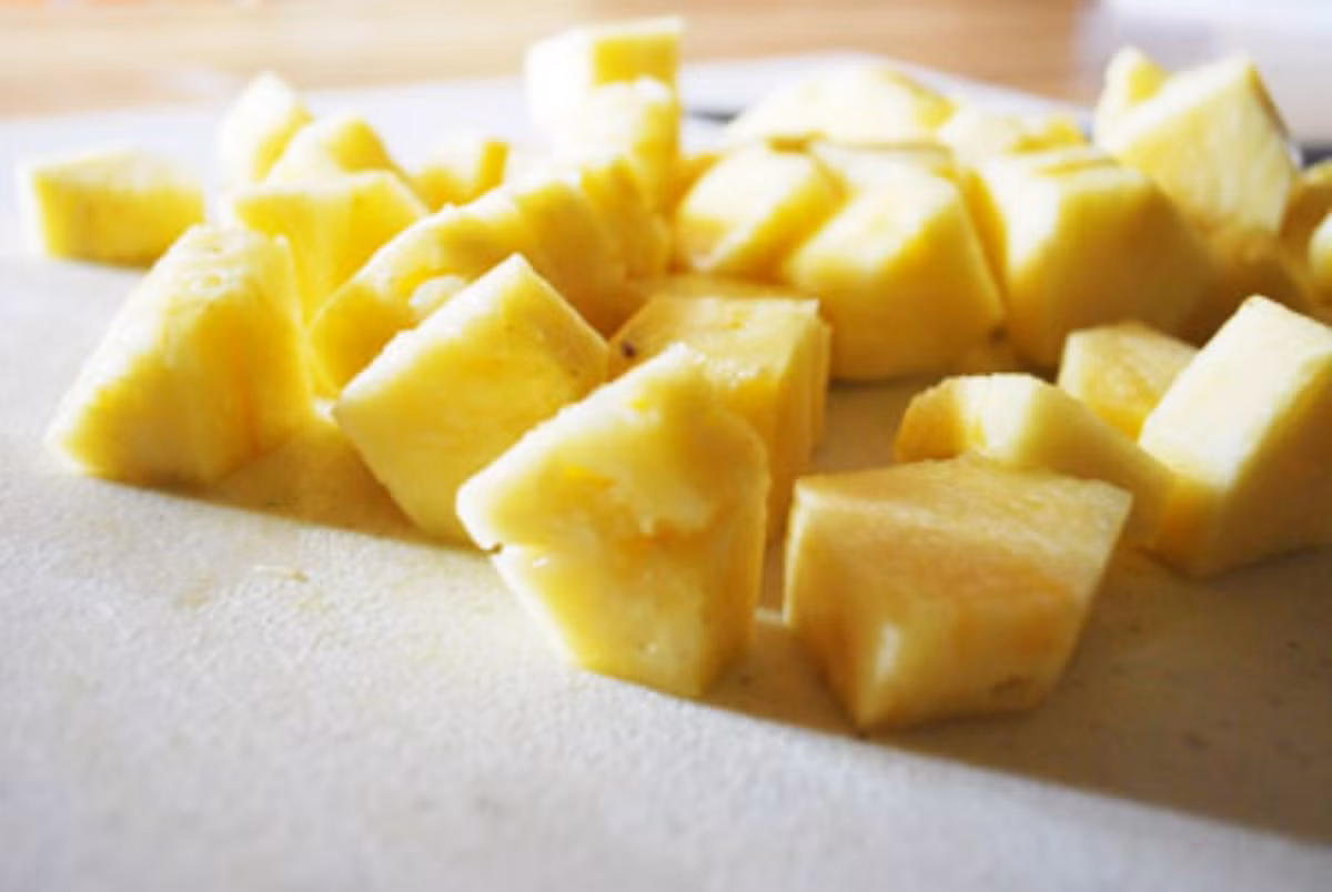 Dứa thái lát mỏng. Hành lá nhặt và rửa sạch, cắt khúc dài 2cm. Phi thơm hành, cho cà chua vào xào đến khi cà chua chín mềm thì cho một lượng nước vừa đủ vào, vặn lửa lớn để nước nhanh sôi. Khi nước canh sôi,dùng thìa vớt hết bọt phía bên trên, lần lượt cho cá vào. Ảnh: toinayangi.vn.