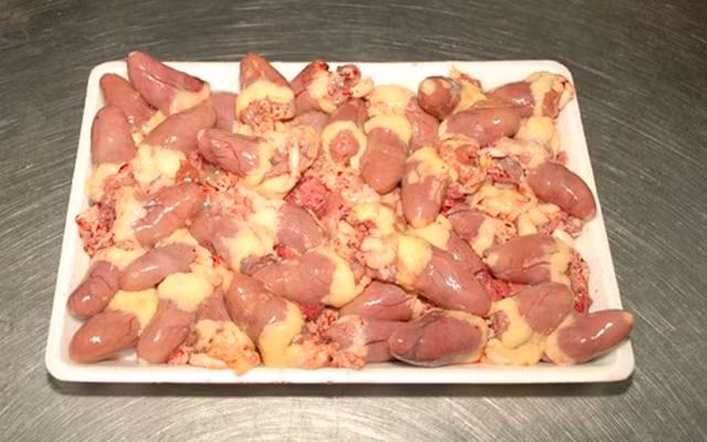 Nấm mèo, nấm hương ngâm nước, cắt nhỏ. Hành lá, ngò rí, rau răm rửa sạch, cắt nhỏ còn giá đỗ, ớt rửa sạch, để ráo. Làm nóng dầu ăn, cho tim gà, nấm hương, nấm mèo cùng gia vị vào xào chín. Ảnh: Cooky.vn.