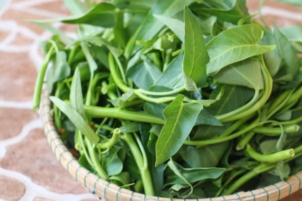 3. Mì tôm + rau muống. Nguyên liệu: Mì gói, rau muống, dầu ăn. Chần sơ mì. Cho dầu vào chảo xào cho sợi mì khô và dai giòn hơn, sau đó cho mì ra bát. Ảnh: 1001meovatcuocsong.vn