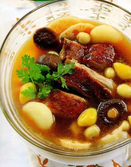 Nấu thêm khoảng 1 tiếng cho hạt sen thật mềm. Múc trình bày ra tô cho thêm ngò rí lên trên, dùng nóng với bánh mì, bún. Ảnh: BepGiaDinh.com.