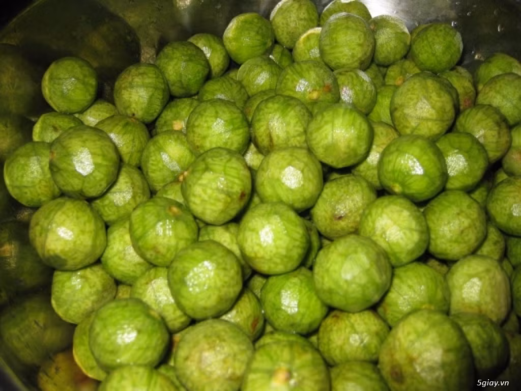 Sấu cạo sơ lớp vỏ ngoài cho bớt vị chát, ngâm nước muối loãng trong 5 phút rồi vớt ra. Cà chua, hành, thì là rửa sạch để ráo, cắt nhỏ. Phi thơm hành khô rồi cho cà chua vào xào thơm đến khi cà chua mềm. Đổ lượng nước vừa với lượng canh cần dùng vào nồi. Ảnh: 5giay.vn.