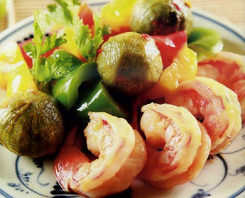 Tỏi bóc vỏ, đập dập phi thơm cùng dầu ăn. Cho tiếp sấu vào xào đều vừa chín thì trút ôm cùng ớt chuông vào, xào chín. Nêm vào chảo ít tương ớt, hạt nêm, đường cho vừa ăn rồi tắt bếp. Ảnh: 7monngonmoingay.info. 