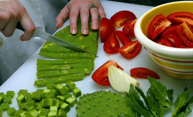  Xương rồng xào. Đối với loại xương rồng tai thỏ, chỉ cần làm sạch các gai, lột lớp vỏ giấy bên ngoài, sau đó rửa sạch, cắt từng miếng nhỏ và xào chín lên. Có thể xào kết hợp với thịt lợn hoặc thịt bò tùy thích. Ảnh: Healthplus.vn.