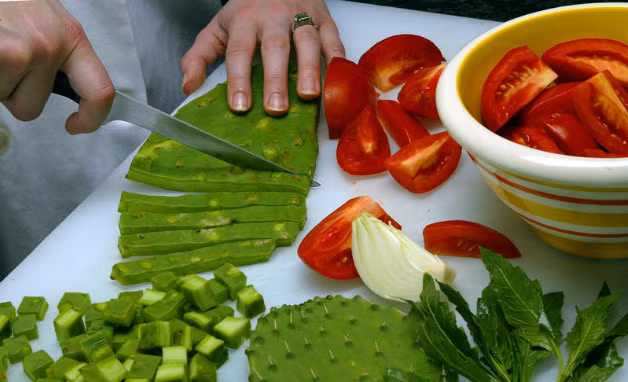  Xương rồng xào. Đối với loại xương rồng tai thỏ, chỉ cần làm sạch các gai, lột lớp vỏ giấy bên ngoài, sau đó rửa sạch, cắt từng miếng nhỏ và xào chín lên. Có thể xào kết hợp với thịt lợn hoặc thịt bò tùy thích. Ảnh: Healthplus.vn.