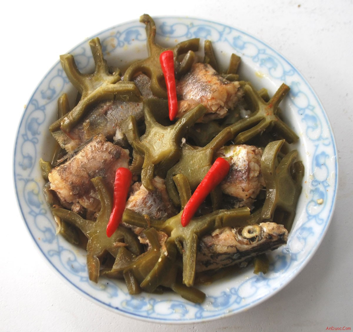 Xương rồng kho cá rất thích hợp ăn vào mùa đông. Vị chua thanh của xương rồng hòa quyện với vị tanh của cá đảm bảo mang lại món ăn đậm chất miền Trung. Ảnh: anduoc.com.