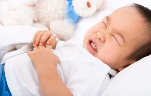 4. Con bị đầy bụng: Khi em bé bị đầy bụng, mẹ hãy đặt bồ kết trên bếp than, hơ khói qua lá trầu rồi ép lên bụng trẻ, chỉ khoảng 15 phút sau đã thấy tác dụng liền. Ảnh: me.phununet.com.