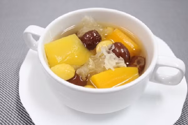 Nấu tan đường phèn với 2 lít nước. Cho táo đỏ, hạt sen, nấm tuyết, đu đủ vào nấu sôi lên rồi tắt bếp. Có thể chưng cách thủy bằng cách cho nước đường, và các nguyên liệu vào thố và chưng trong nồi hấp. Ảnh: cachlammoi.com.