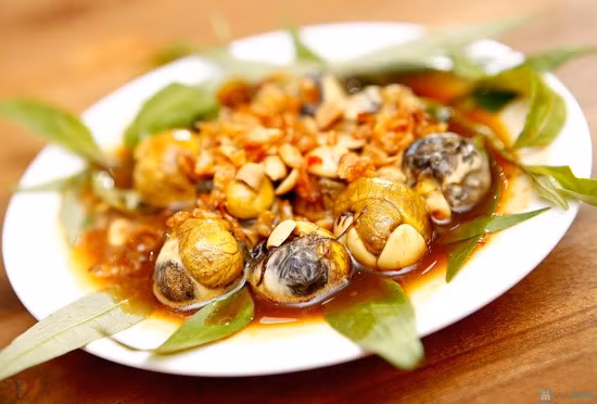 Sau khi nấu xong, cho ra đĩa, trang trí món ăn với chút tiêu xay hoặc vài lát ớt thái mỏng, rau răm và lạc rang. Thưởng thức món trứng cút lộn sốt me khi còn nóng. Ảnh: 7monngonmoingay.info.