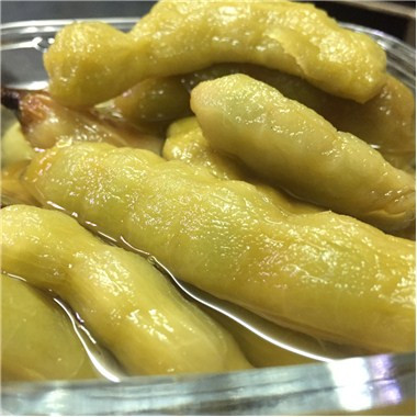 Xếp các trái me xanh theo thứ tự vào lọ theo chiều dọc. Khi đổ nước đường vào ngâm thì quả me không có bị nổi theo. Lượng nước đổ thích hợp nhất là không quá 5 cm so với đầu quả me. Đậy kĩ nắp và để khoảng chừng ba ngày là có thể lấy ra dùng được rồi. Ảnh: meocuocsong.net.