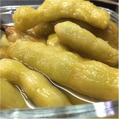 Xếp các trái me xanh theo thứ tự vào lọ theo chiều dọc. Khi đổ nước đường vào ngâm thì quả me không có bị nổi theo. Lượng nước đổ thích hợp nhất là không quá 5 cm so với đầu quả me. Đậy kĩ nắp và để khoảng chừng ba ngày là có thể lấy ra dùng được rồi. Ảnh: meocuocsong.net.