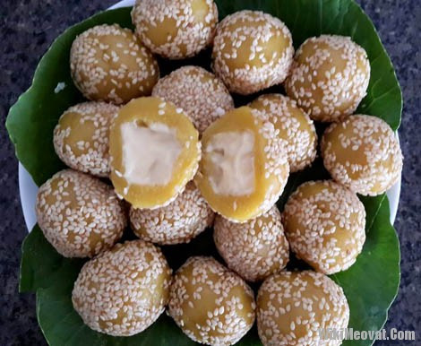 Cho dừa nạo vào một cái tô nhỏ, sau đó lăn bánh chín qua 1 lớp dừa, sao cho dừa áo đều bên ngoài bánh là được. Ảnh: wikimeovat.com.