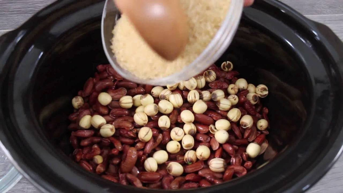 Khi nước bắt đầu sôi thì bạn vặn nhỏ lửa, đun trong khoảng 1 giờ đồng hồ. Ảnh: cachnauche.com.