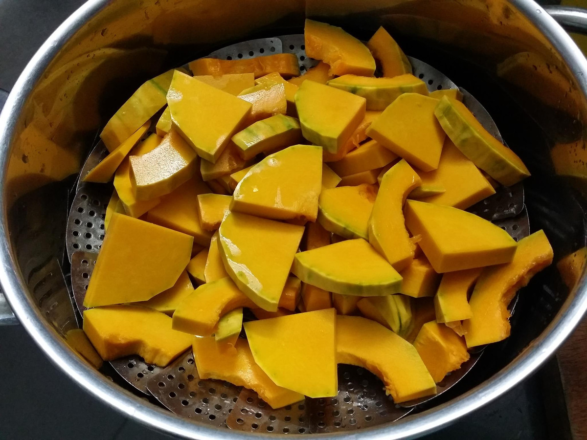 3. Chè đậu đỏ bí ngô. Nguyên liệu: Bí đỏ, đậu đỏ, đường, bột năng. Đậu đỏ ngâm 5h cho mềm đậu. Sau đó cho vào nồi nấu trong 20 phút. Ảnh: Blogcachlam.com.