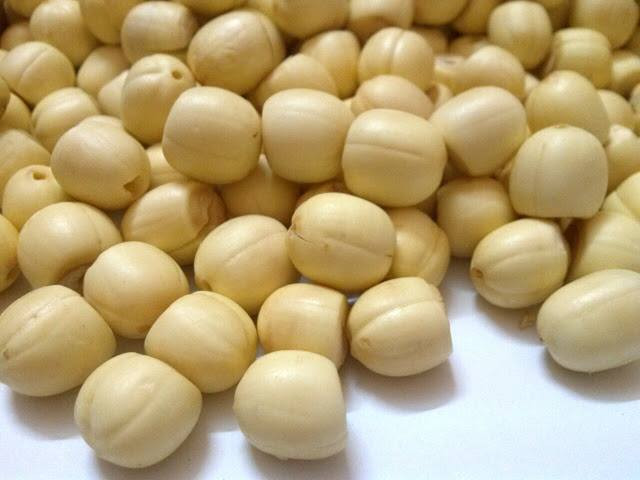 Cho khoảng 2 lít nước vào nồi rồi cho hạt sen vào ninh trước, khoảng 20 phút sau mới đổ nốt đậu đỏ vào và ninh cùng. Ảnh: baprangbo.com.vn.